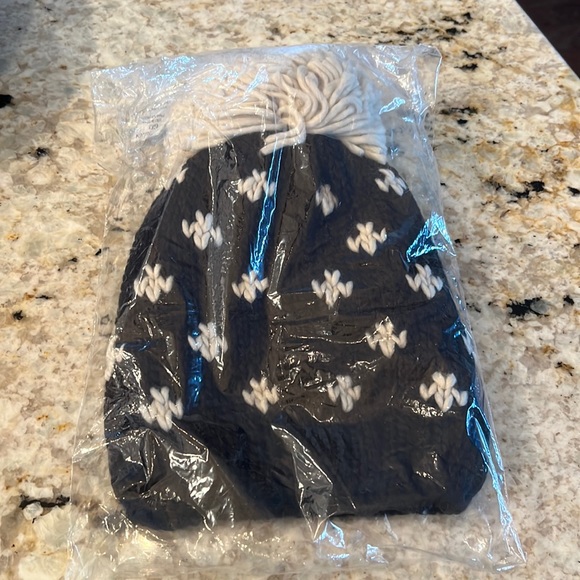 Panache Black & Creamy White lined Stocking Hat with fun large Pom Pom! NWOT - Picture 8 of 8